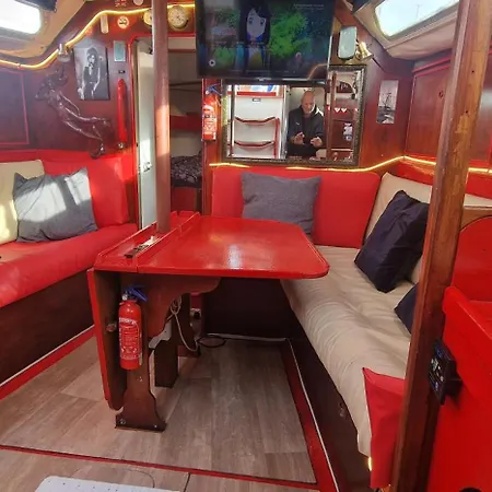 Voilier Familial Cockpit Spacieux Et Salon Panoramique, Vue à 360 Netflix Parking