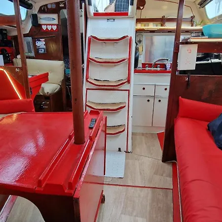 Voilier Familial Cockpit Spacieux Et Salon Panoramique, Vue à 360 Netflix Parking Bateau-hôtel