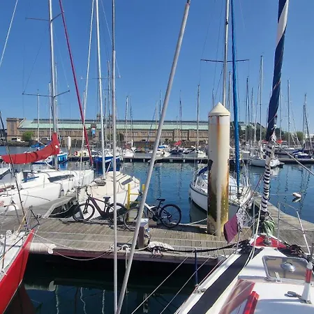 Botel Ma Belle Lana, Chantereyne Marina *