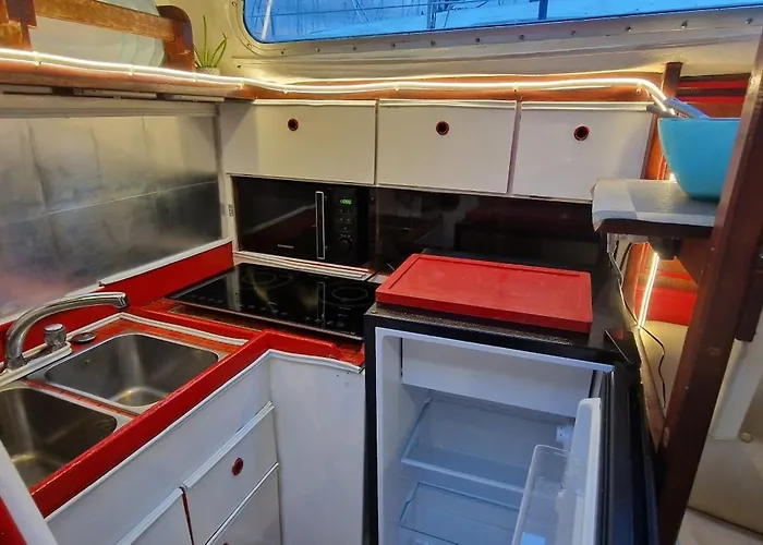 Voilier Familial Cockpit Spacieux Et Salon Panoramique, Vue à 360 Netflix Parking Bateau-hôtel