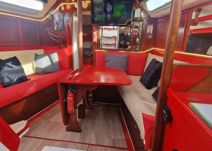 Voilier Familial Cockpit Spacieux Et Salon Panoramique, Vue à 360 Netflix Parking