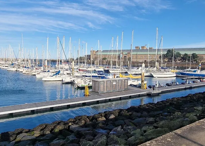 Voilier Familial Cockpit Spacieux Et Salon Panoramique, Vue à 360 Netflix Parking Bateau-hôtel *